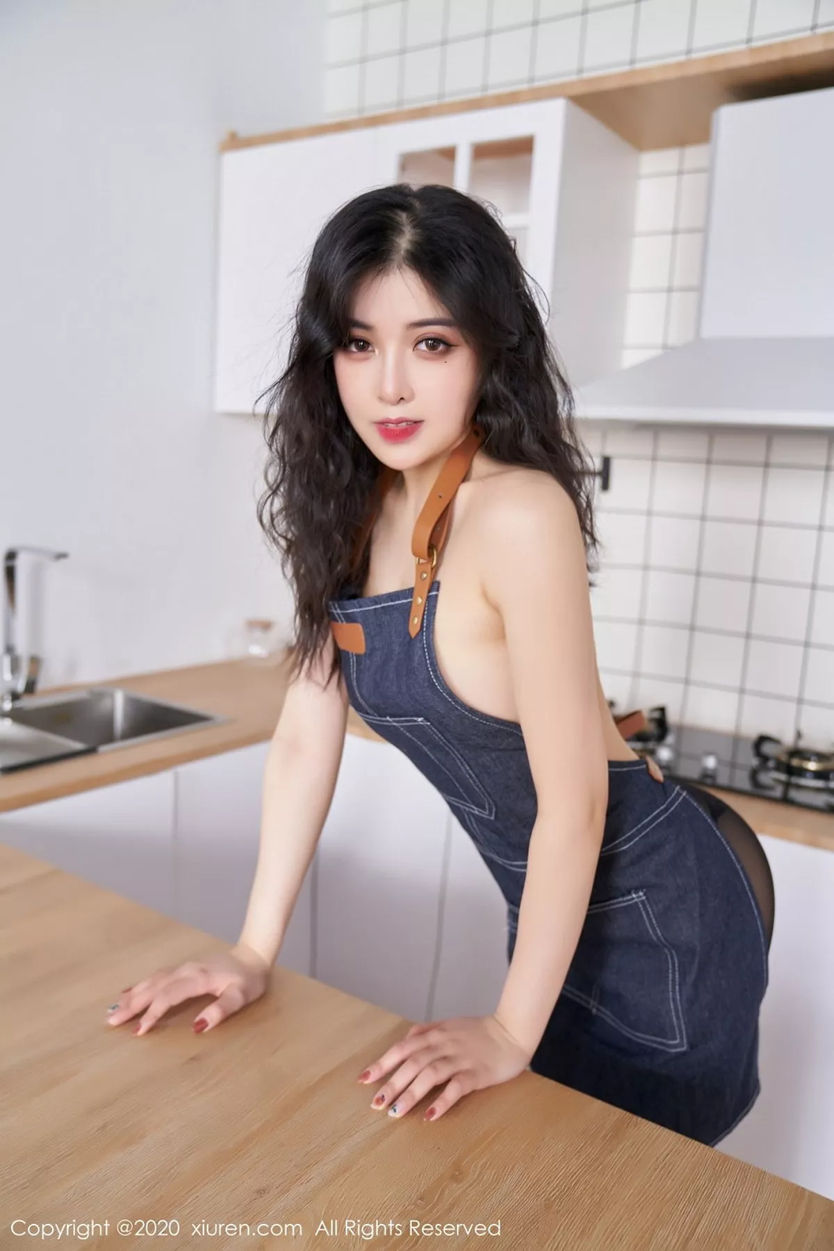 秀人集.com_[XiuRen秀人网]No.2697_嫩模韩静安居家女友主题牛仔吊裙配开档黑丝裤袜秀翘臀诱惑写真59P