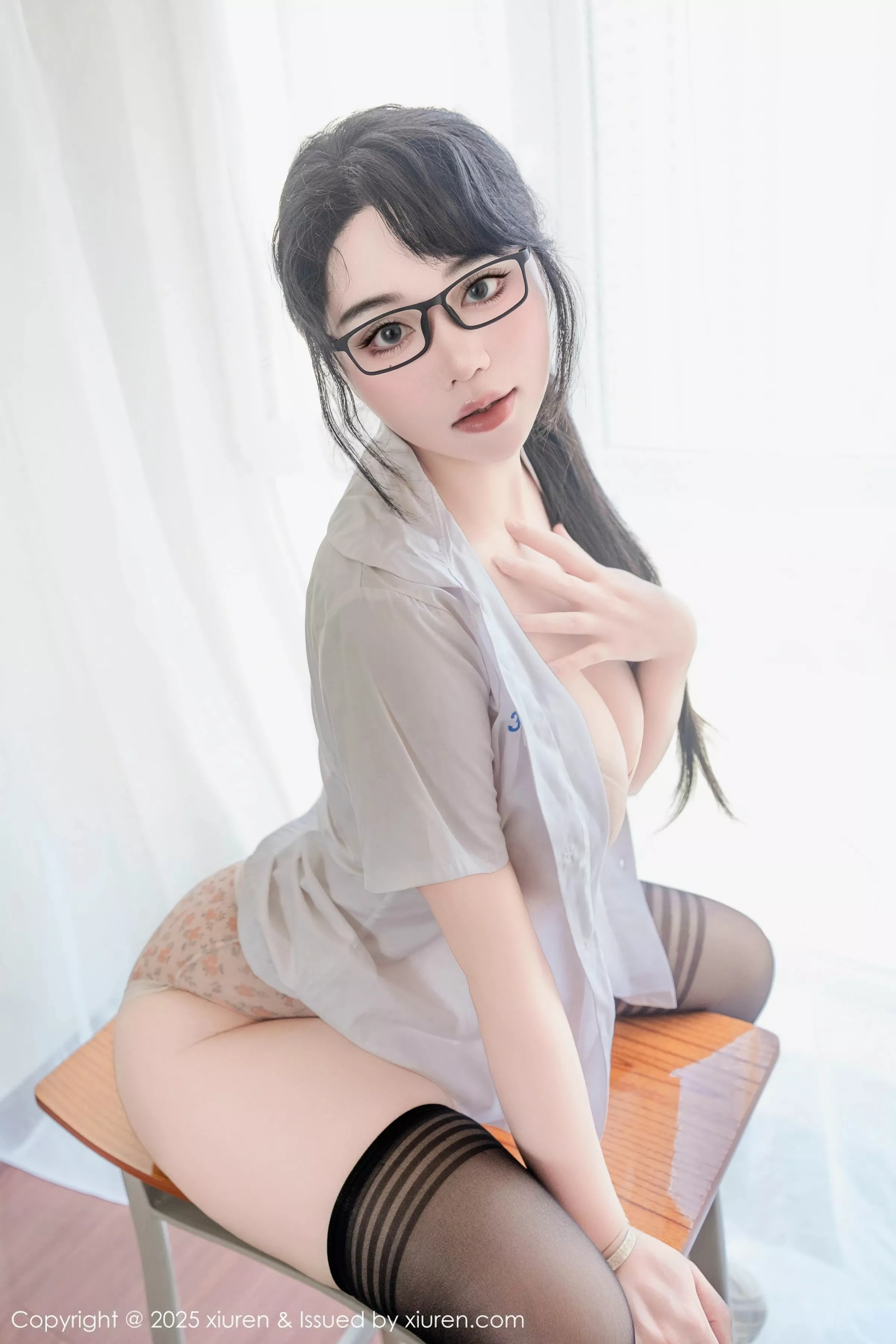 秀人集.com_[XiuRen秀人网]No.10530_模特汐汐爱吃草莓性感学妹服饰配黑色丝袜秀丰满身材诱惑写真85P