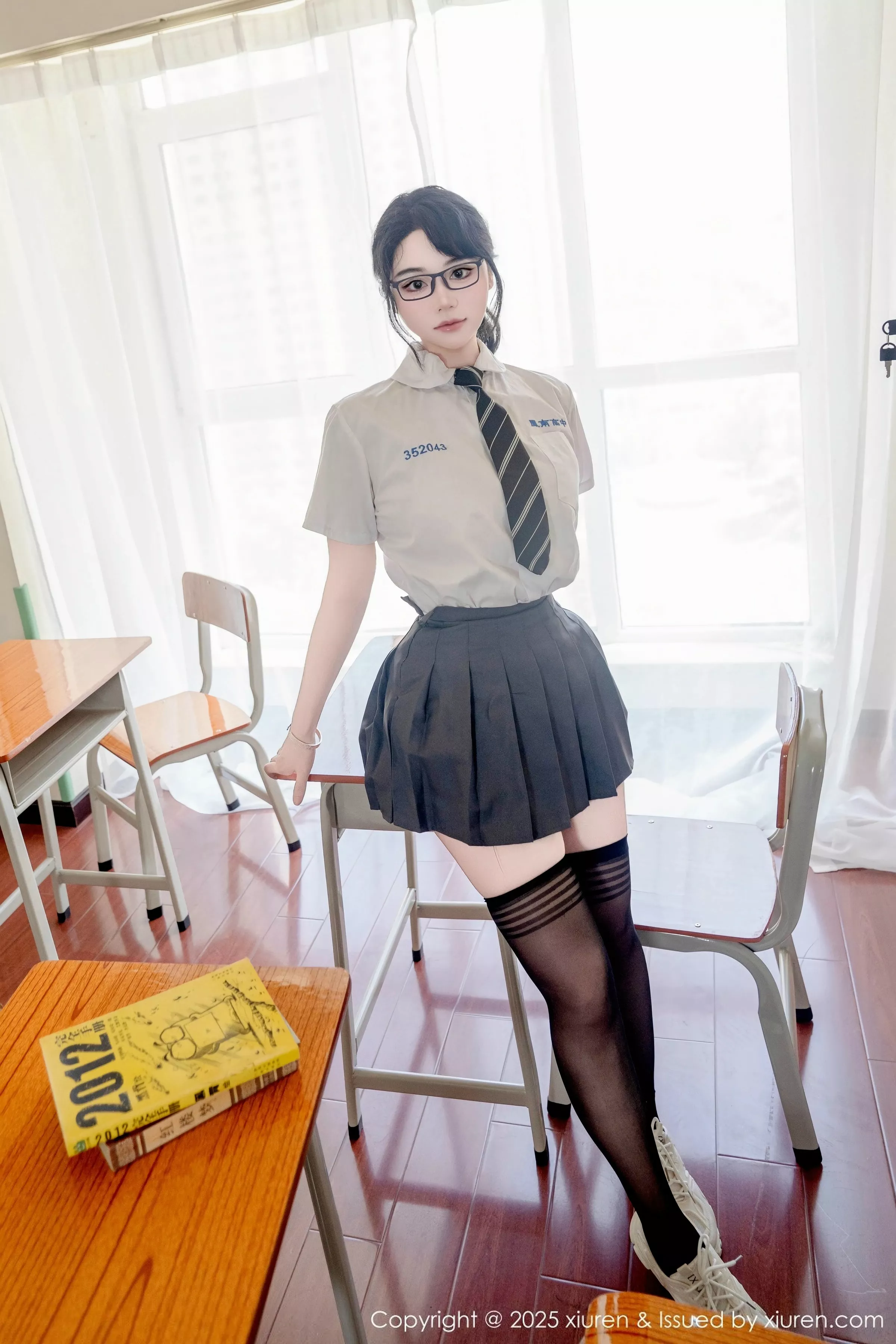 秀人集.com_[XiuRen秀人网]No.10530_模特汐汐爱吃草莓性感学妹服饰配黑色丝袜秀丰满身材诱惑写真85P