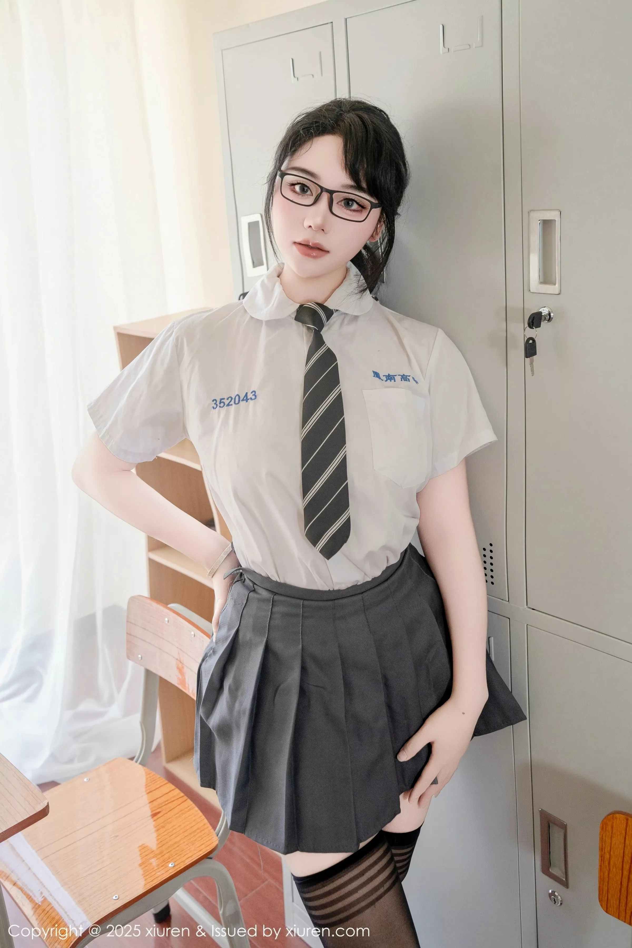 秀人集.com_[XiuRen秀人网]No.10530_模特汐汐爱吃草莓性感学妹服饰配黑色丝袜秀丰满身材诱惑写真85P