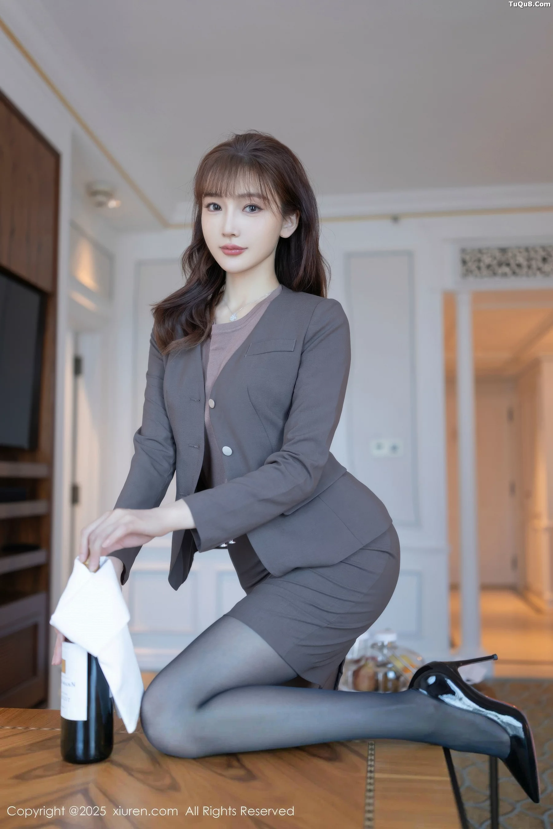 秀人集.com_[XiuRen秀人网]No.10850_模特陆萱萱性感深色OL套装露紫色蕾丝内衣秀完美身材诱惑写真78P