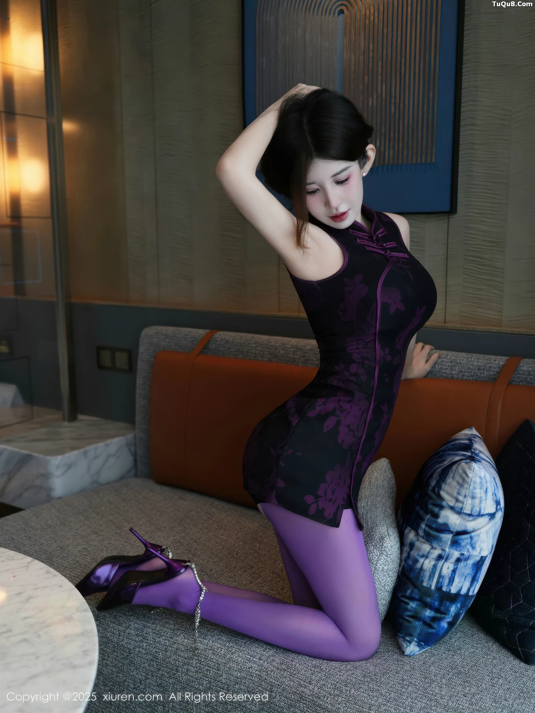 秀人集.com_[XiuRen秀人网]No.10971_新人模特苏甜橙子性感紫色旗袍配开档紫丝秀凹凸身材诱惑写真54P