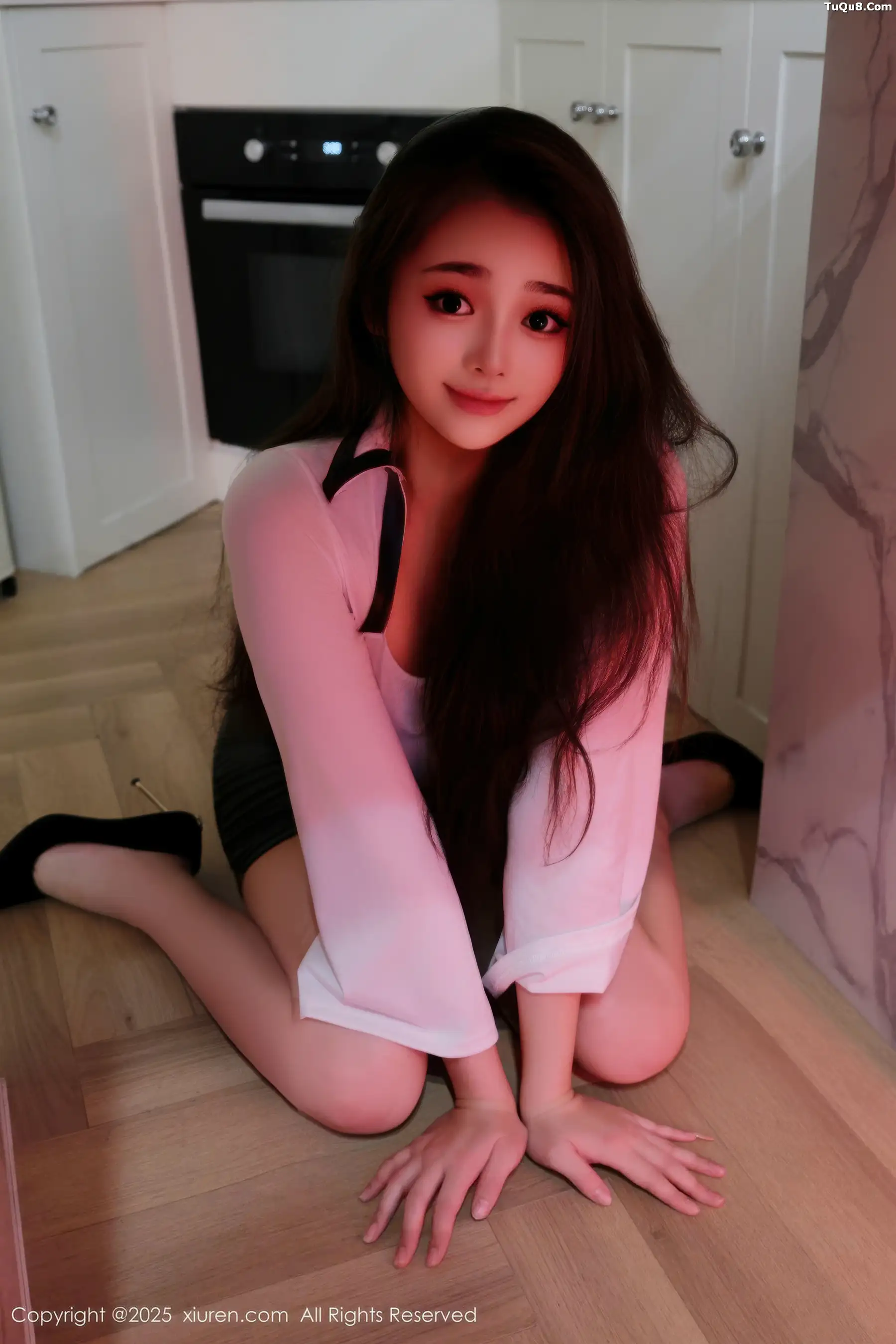 秀人集.com_[XiuRen秀人网]No.10993_新人模特福福_Thrive性感浅色T恤配黑短裙秀丰满身材诱惑写真80P