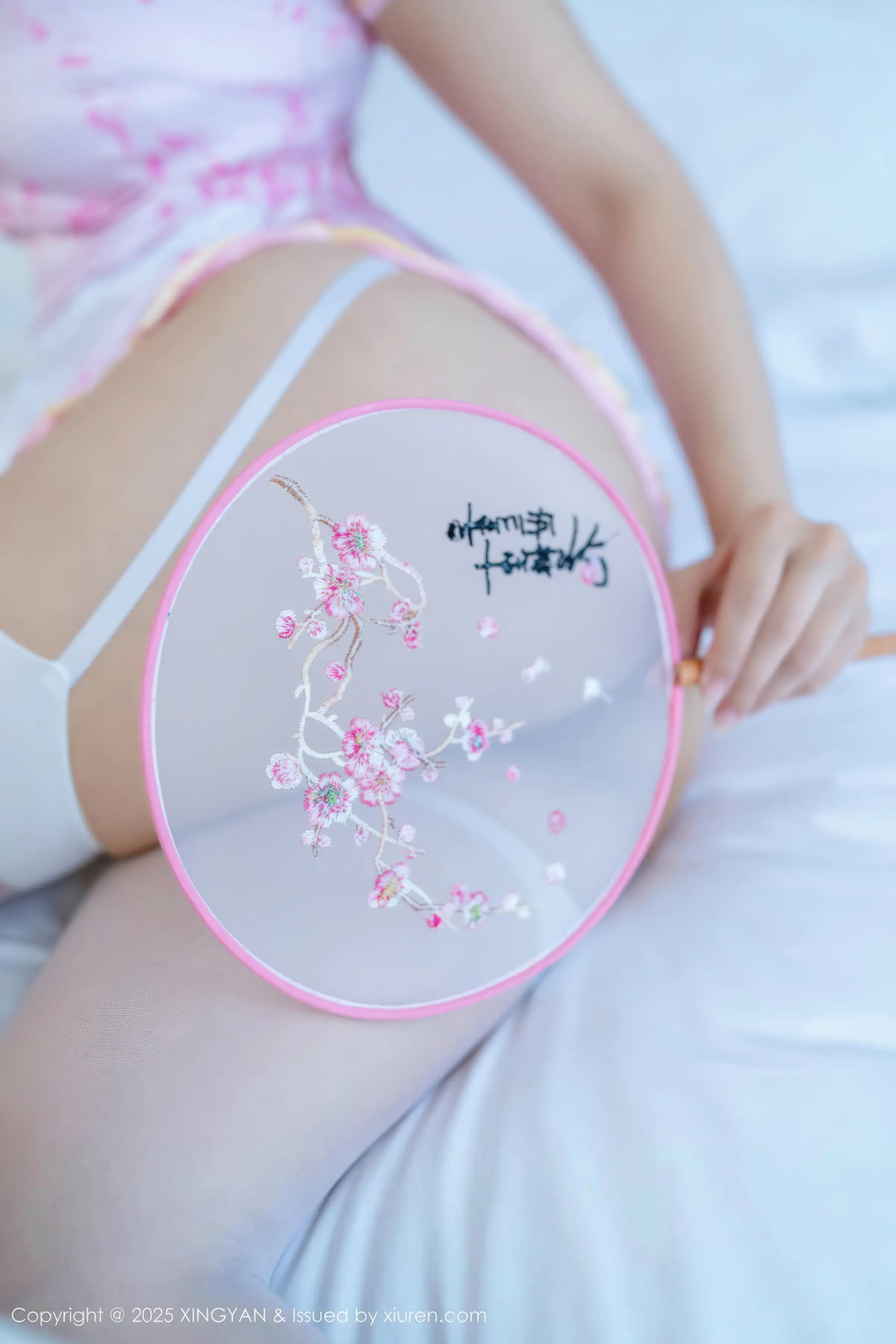 秀人集.com_[XINGYAN星颜社]VOL.445_模特阮福福性感粉色旗袍服饰配白色丝袜秀完美身材诱惑写真78P