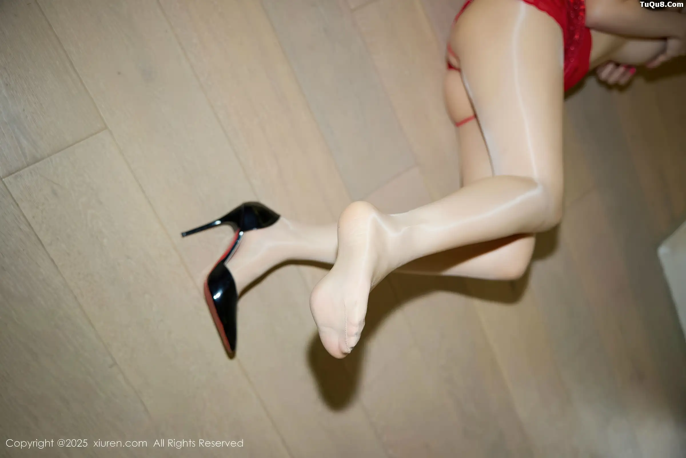 秀人集.com_[XiuRen秀人网]No.11031_模特尹甜甜sunny性感红色吊带裙配闪亮肉丝秀完美身材诱惑写真52P